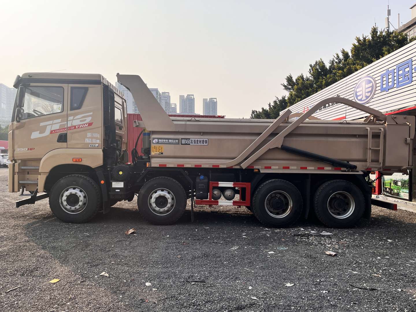 解放jh6领航版四轴自卸车:城市建设的得力助手在城市的建设中,自卸车