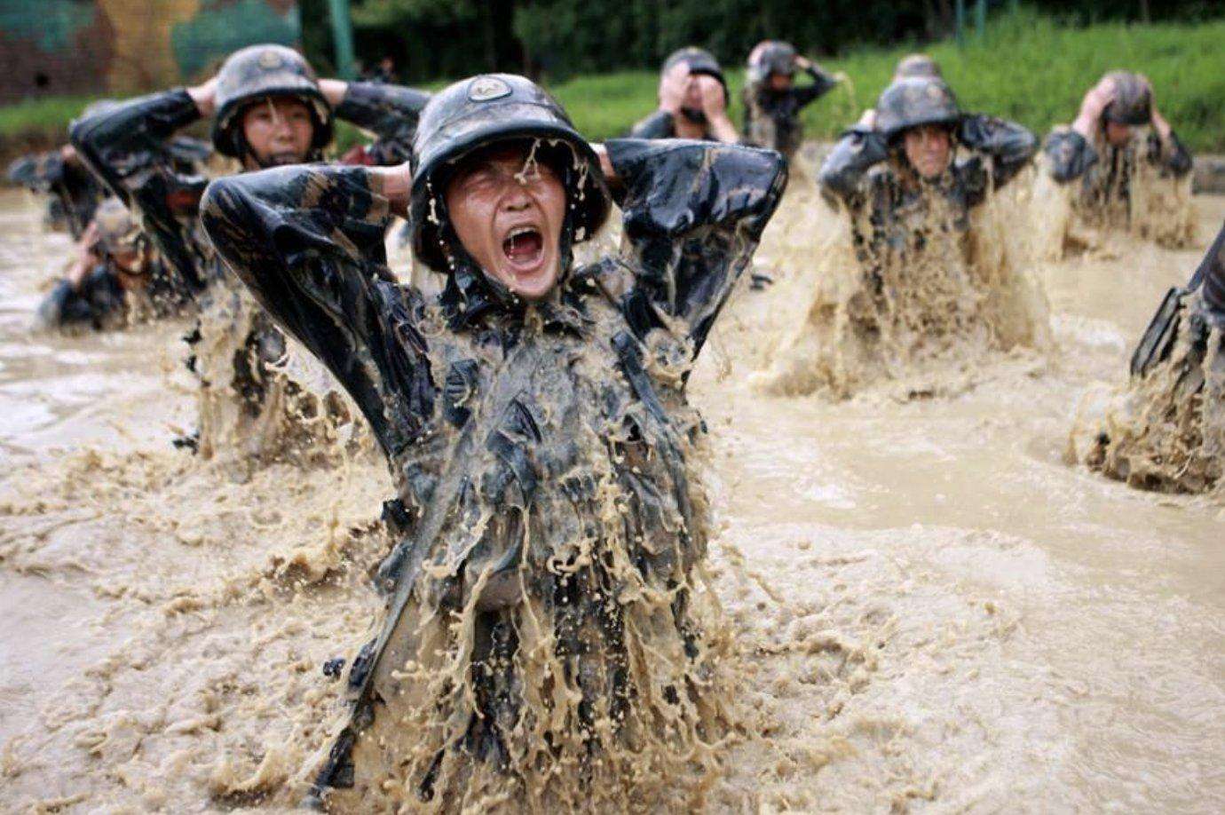 特种兵真的能徒手打十几个普通人?"兵王"一打多,都是个例