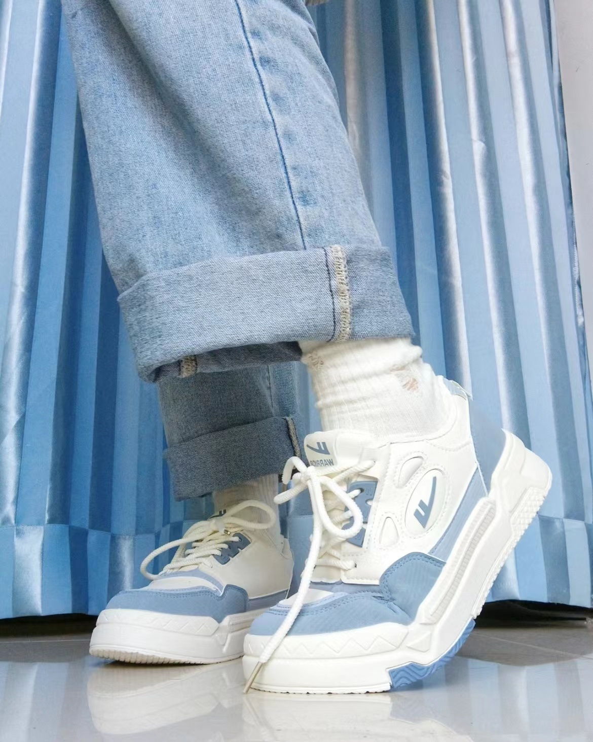 蓝鞋子配什么颜色裤子和上衣?这样搭配清爽不油腻,气质有品位