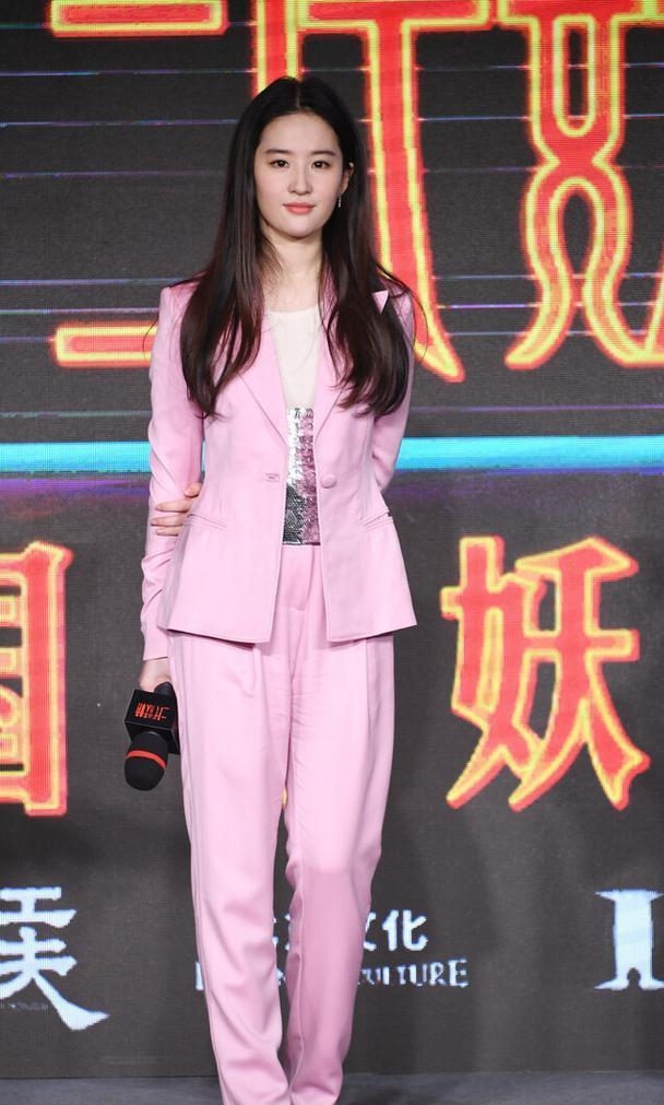 刘亦菲也太爱西装了吧,怎么搭都好有气质,穿上就成直角肩
