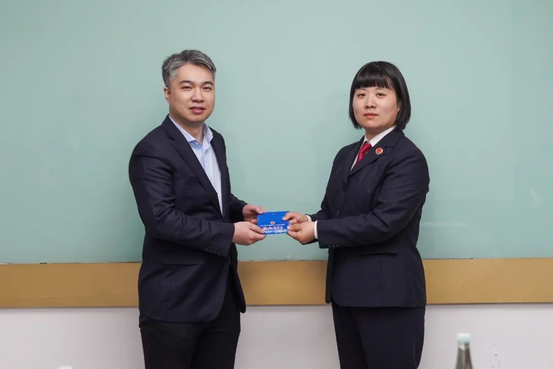 负责人赠送检企联络卡,以及由该院编写的《企业高管风险防控手册》