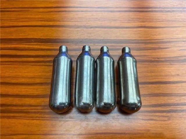 19岁女主播吸笑气后无法走路,最多每天要吸100多支