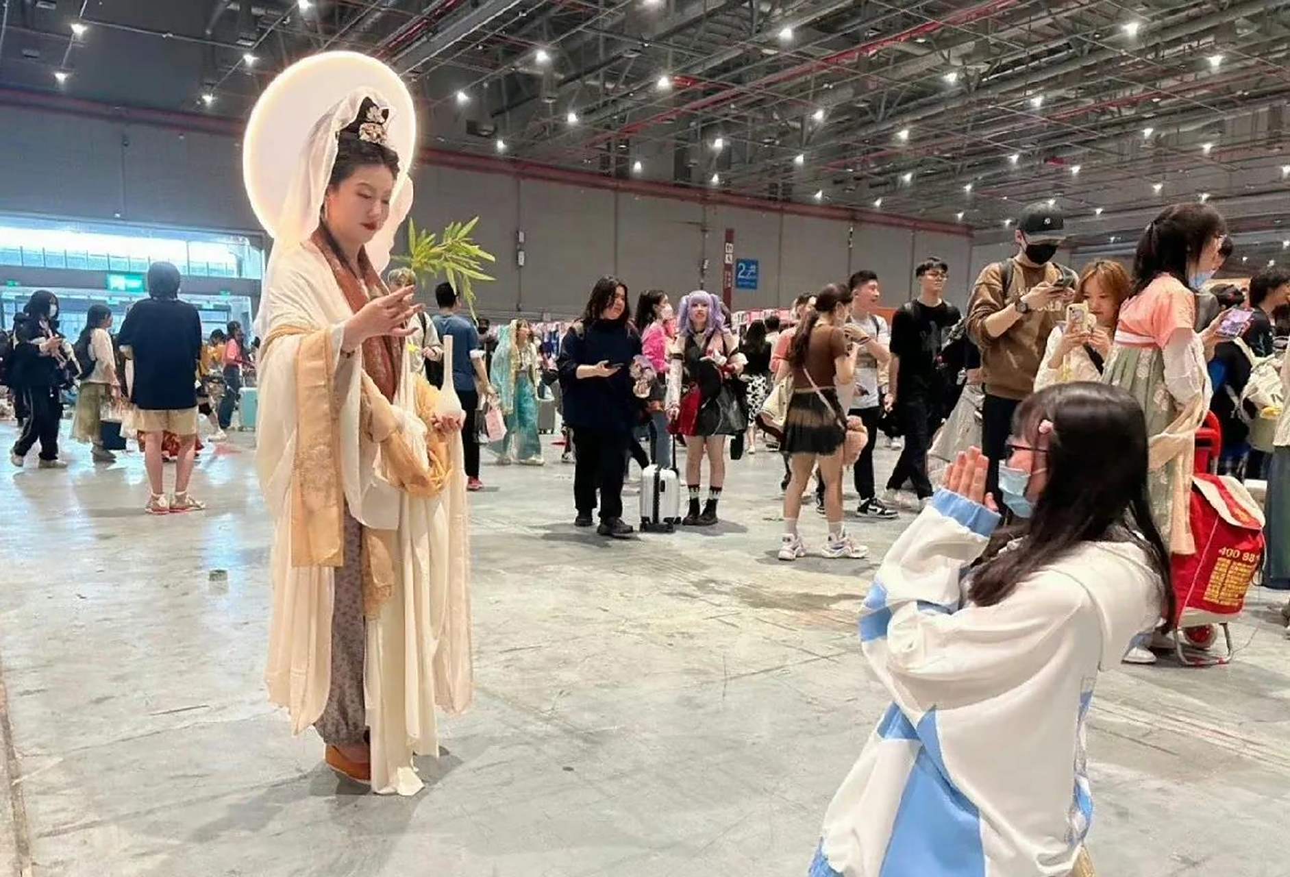 5月3日,#上海cp29漫展惊现cos"观音菩萨"# ,漫迷纷纷上前参拜.