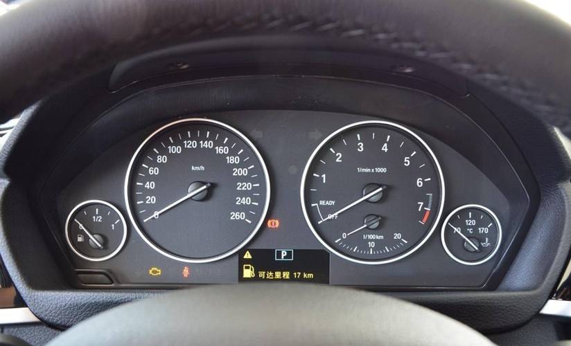 在宝马1系中,仪表盘上设有多个开关,其中包括32个用于不同功能和警告