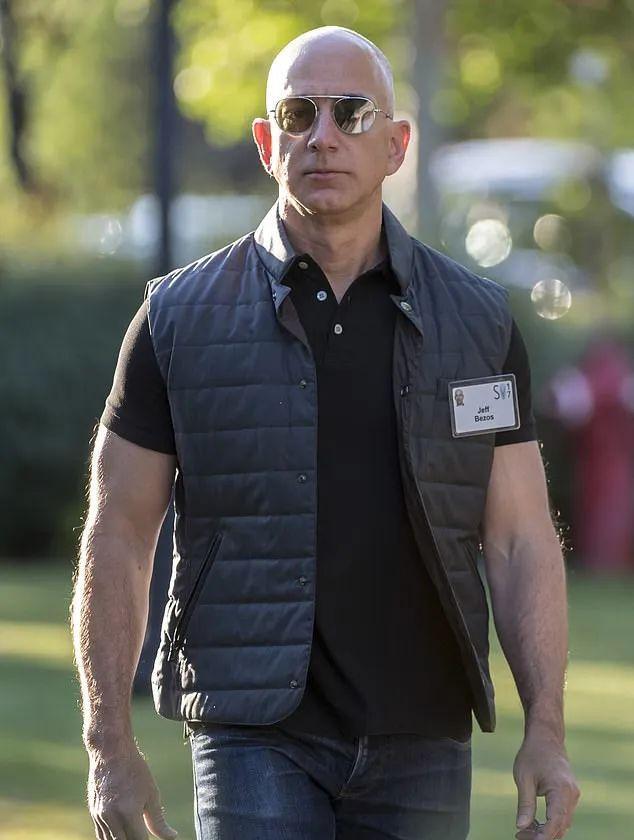 59岁贝佐斯大片秀肌肉背后:6年时间"变身",简直是在逆生长