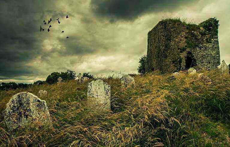 解读俗语宁在坟头过夜不从空宅老屋过