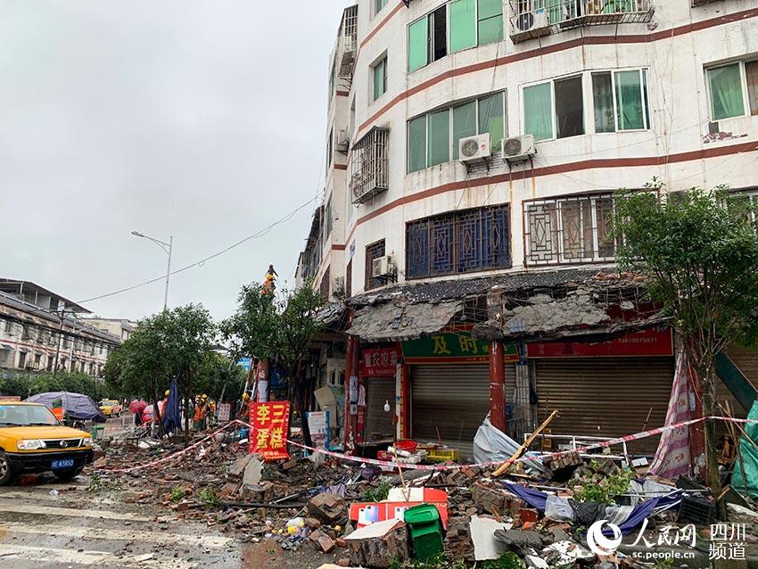 现场直击震后的四川泸县福集镇 救援工作有序进行中