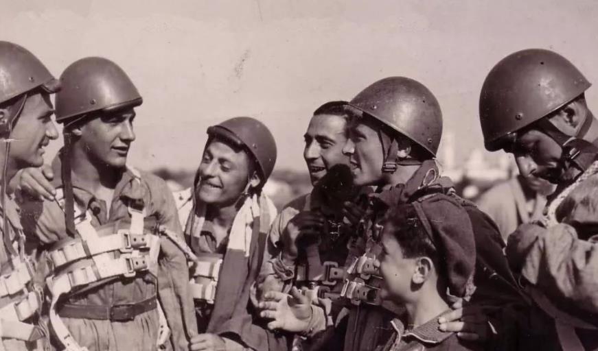 墨索里尼的头为什么变形了?