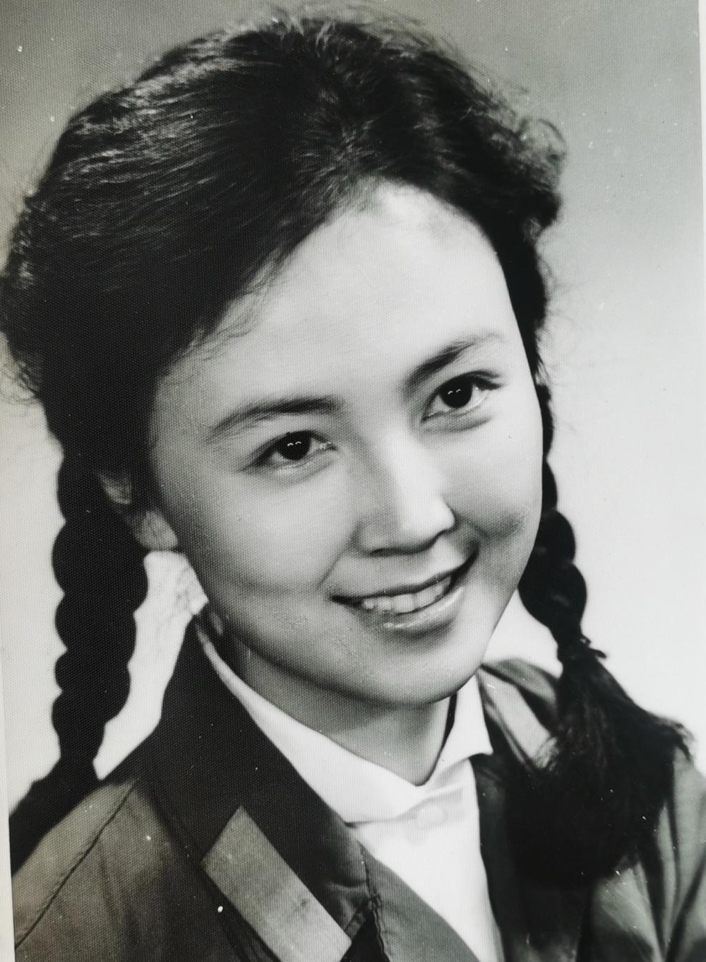 魏晋风流,红裙翩翩,她是80年代的银幕女神