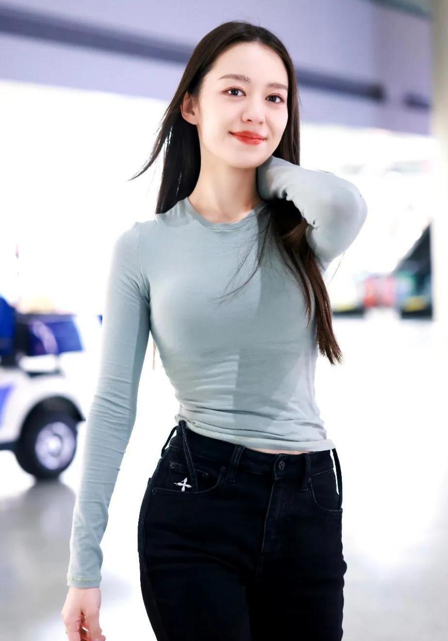 吉娜爱丽丝机场秀好身材  本文并不代表小编赞同其观点和对其真实性