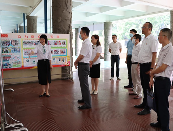 九江市委宣传部常务副部长杨鸿敏一行到双峰小学调研