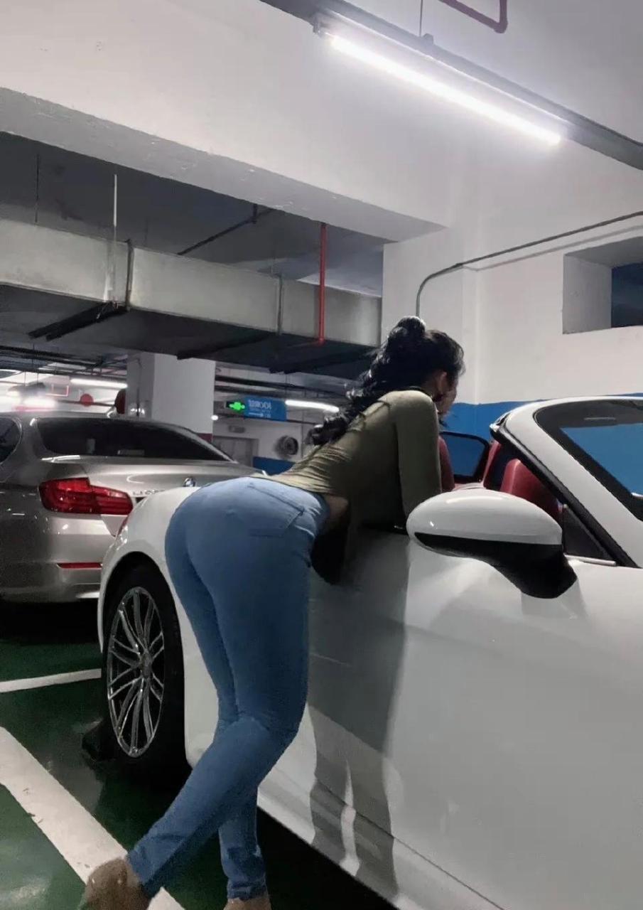 美女和跑车你会选哪一个?