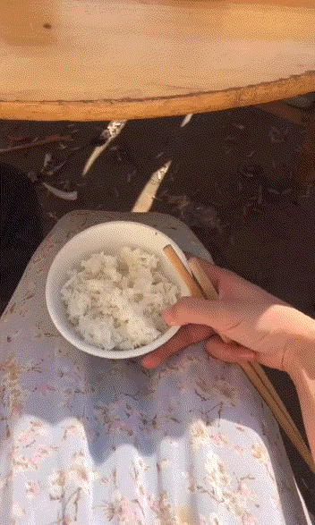 神图:吃席时就得这样!