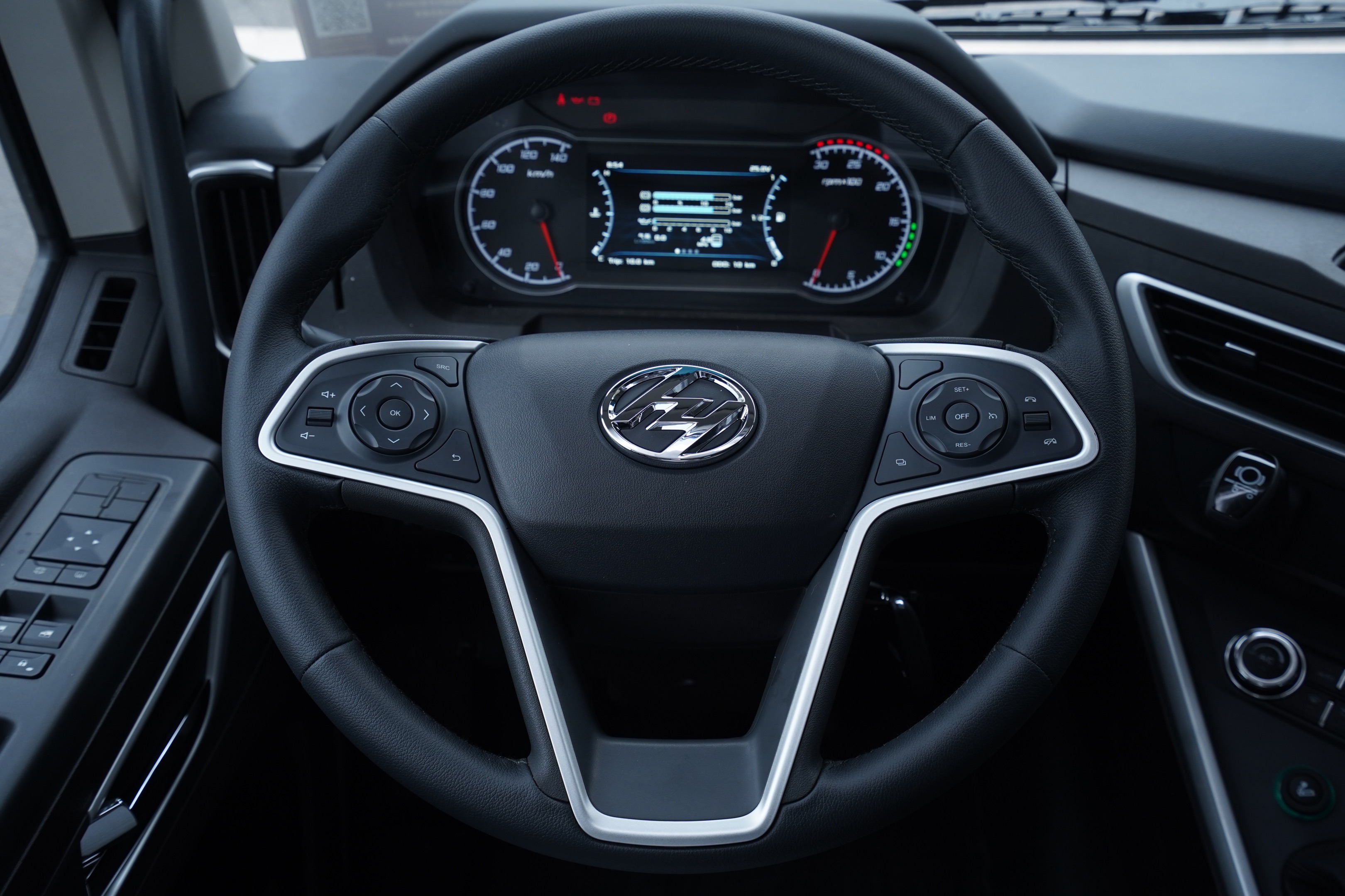 砂石料煤炭运输好帮手——红岩杰狮h6 6x4 cng天然气重卡