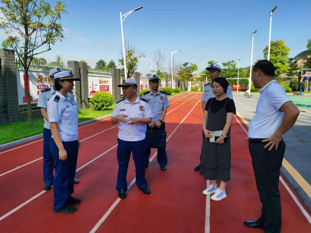 杨焕龙副总队长一行先实地参观大队正规化建设成果,并对正规化建设