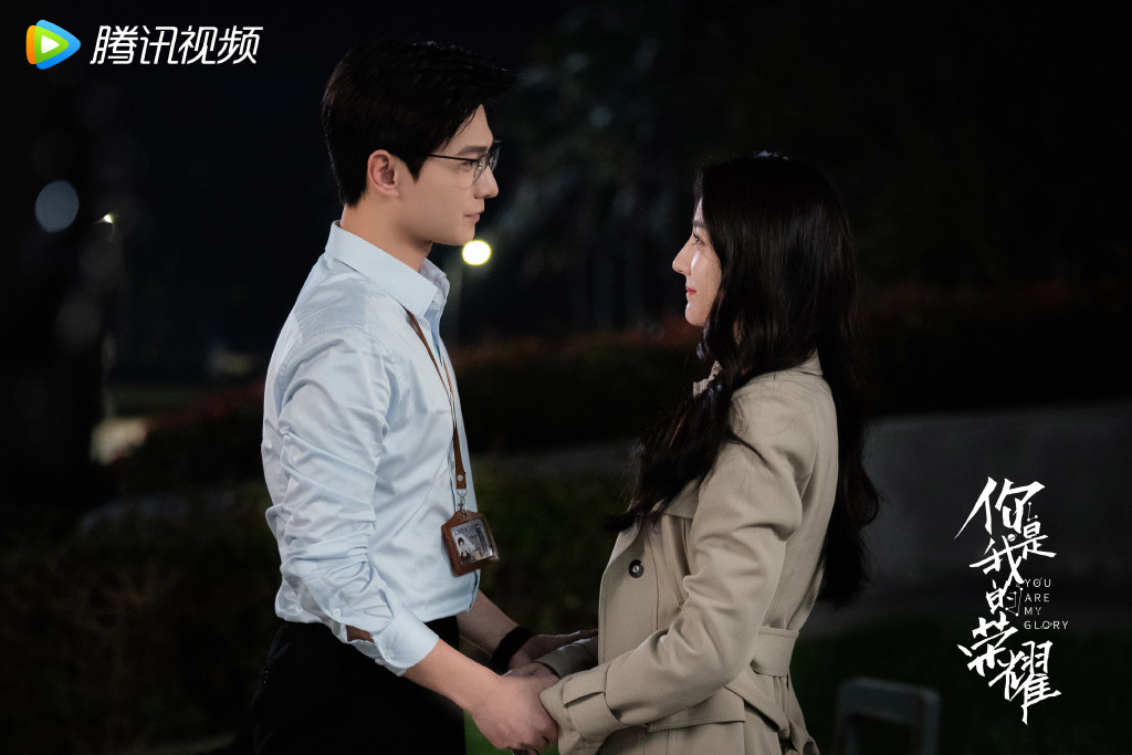 迪丽热巴《你是我的荣耀》剧照公开 可盐可甜乔晶晶诠释秋冬温柔风穿