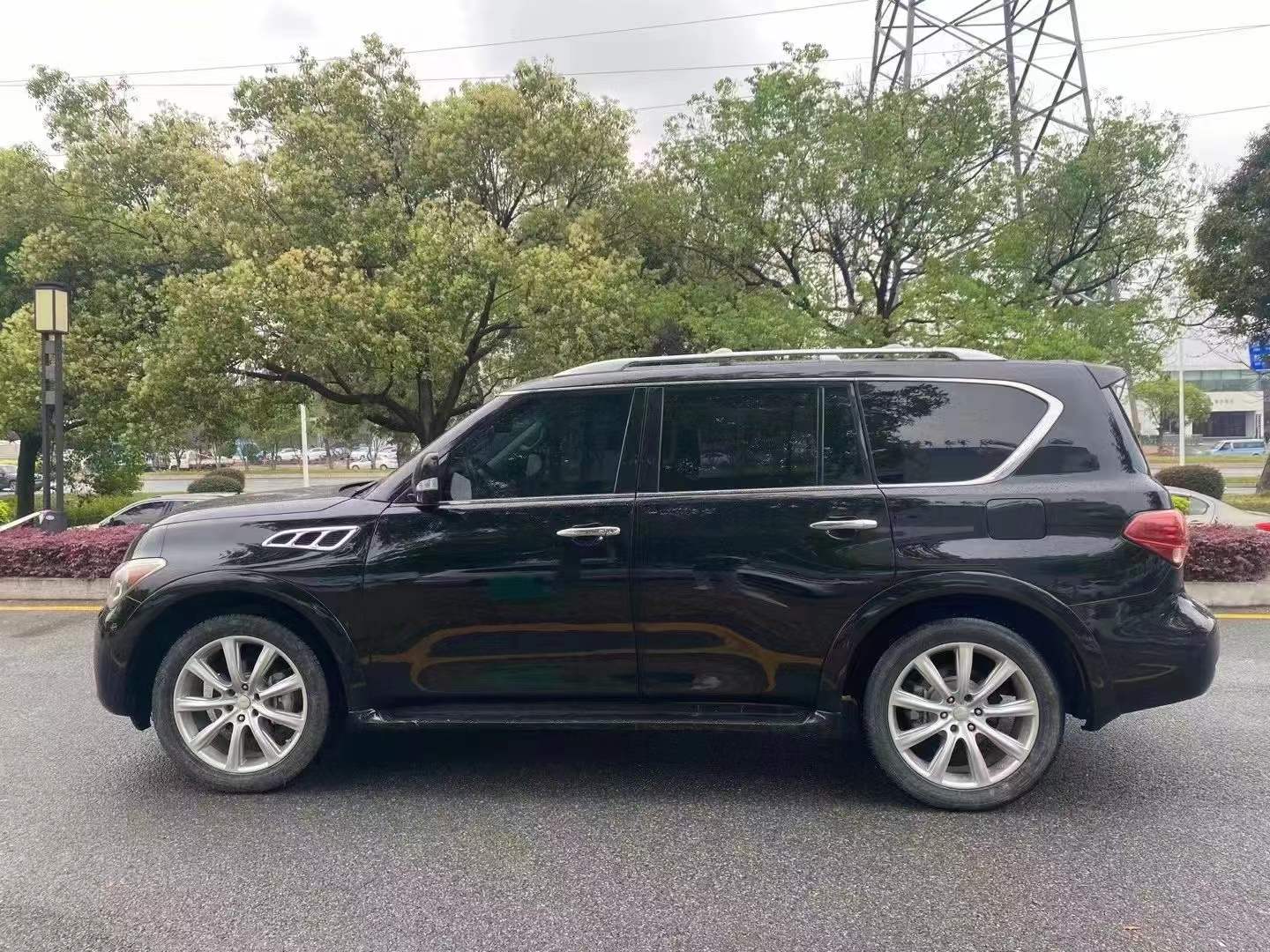 15年英菲尼迪qx56仅售16万,外形凶猛,有着纯正的美国血统