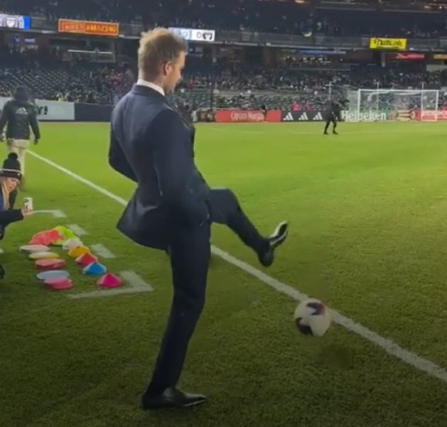 贝克汉姆穿西装球场边颠球,完全不输给职业球员,网友:比国足强