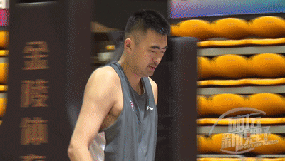 绰号"max"的张兆旭现身天津男篮训练场,面对媒体镜头,这位前国家队的