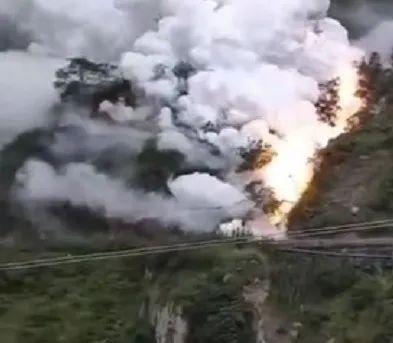 一辆载有28吨黄磷货车在汉源县乌斯河境内侧翻自燃,正在全力处置中