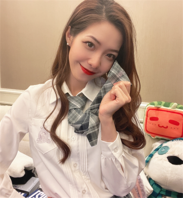 theshy庆生,希然突然穿上收到很久的ig裙子,粉丝:shy哥送的?