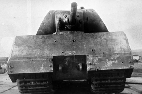 德国设计出了一款名为鼠式的超重型坦克,其总重量达到了惊人