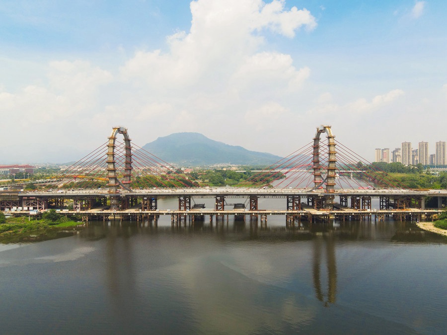 福建漳州这座跨江大桥靠32条钢索牵起"时空之门"