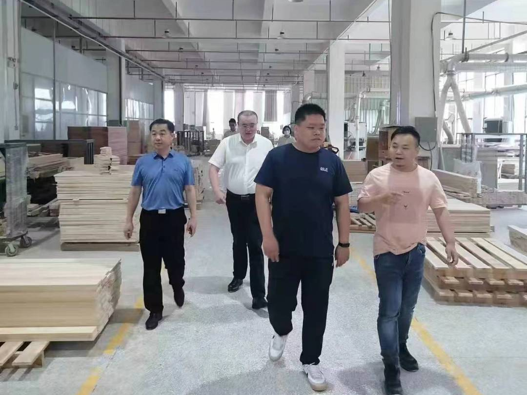 家居小镇,信丰物流商贸城参观考察,在亚琦集团总部进行座谈