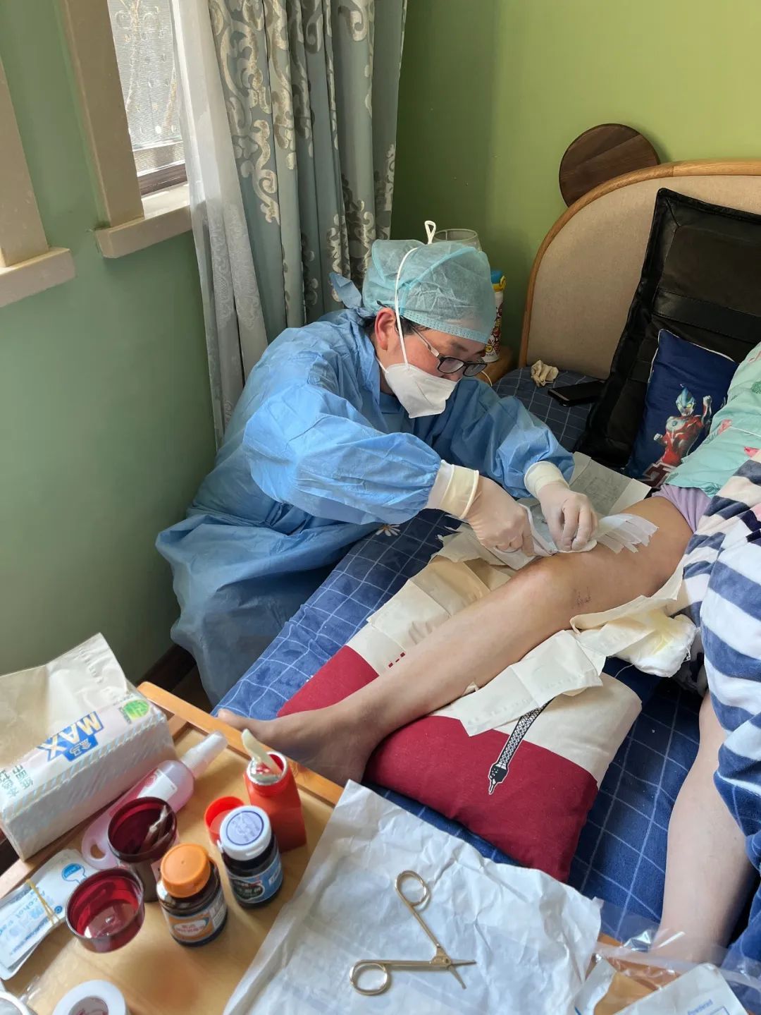 疫一线 党旗飘扬 | 普陀这位儿科医生"客串"骨科大夫,上门为患者拆线