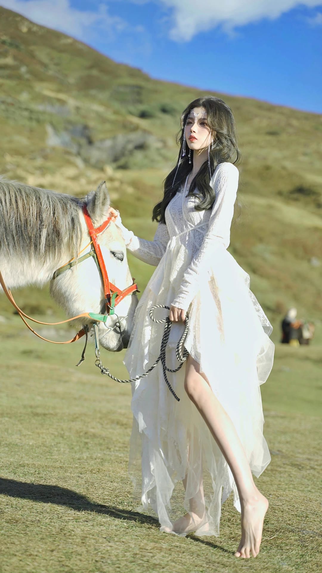 美女写真:西域美女白纱蕾丝连衣裙身材婀娜,赤足骑马英姿飒爽