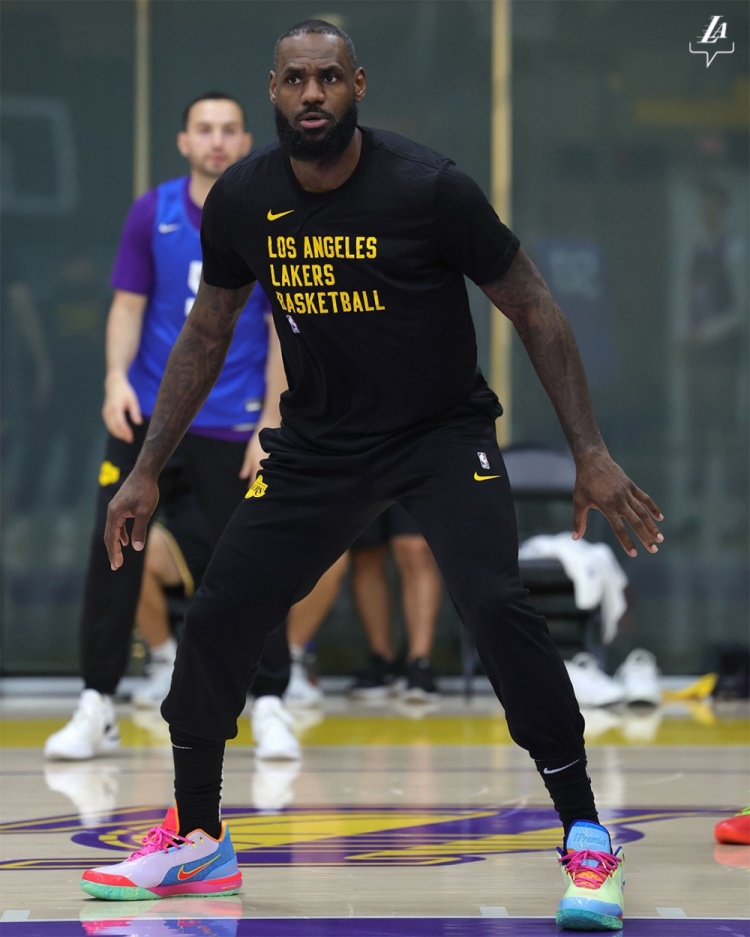 主场备战g3!湖人官方晒训练照 詹姆斯表情严肃