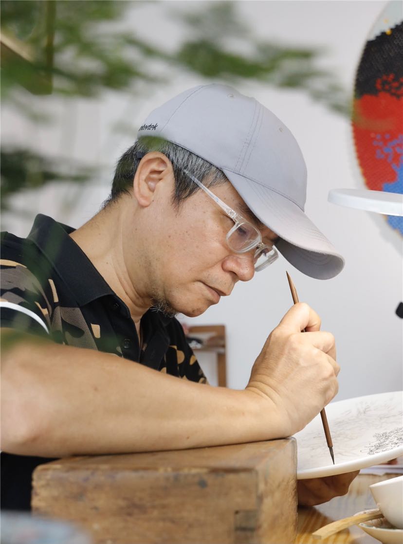 广彩文化传承人钟忠:用心用情描绘"热闹人间"