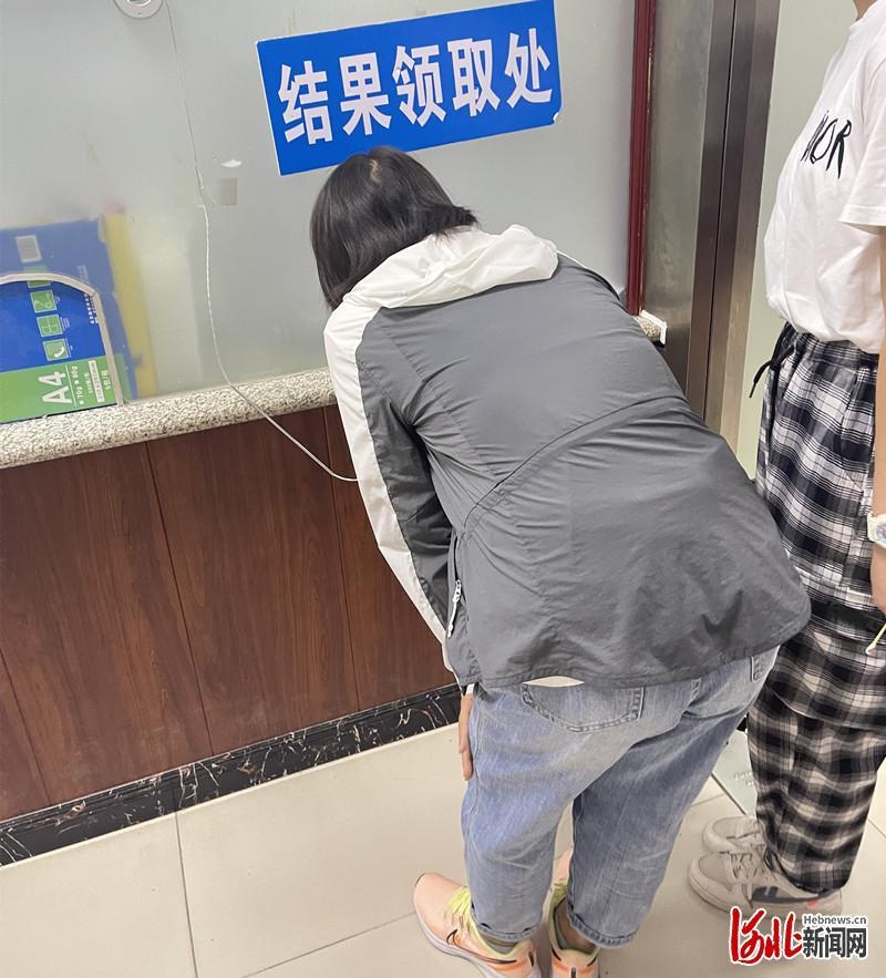 河北三河市中医医院惊现"丁义珍式"窗口 居民"卑躬屈膝"领取化验结果
