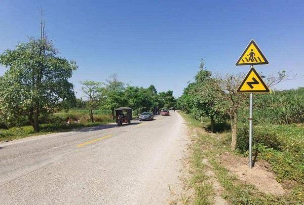 反向弯路指的是在行驶过程中,车辆需要先向左急转弯再向右急转弯,或者