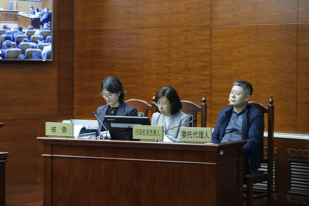 昌平区副区长倪娜在北京四中院出庭应诉房屋征收补偿案件