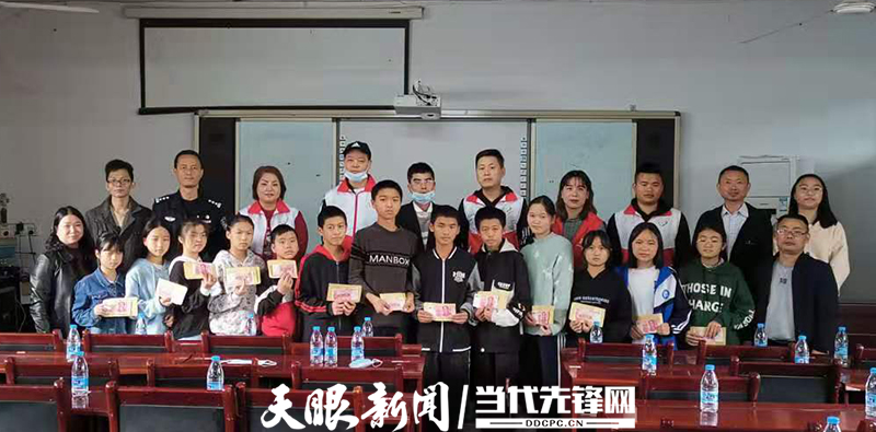 寒门学子沐浴爱的阳光,志愿者爱心助学走进册亨二中