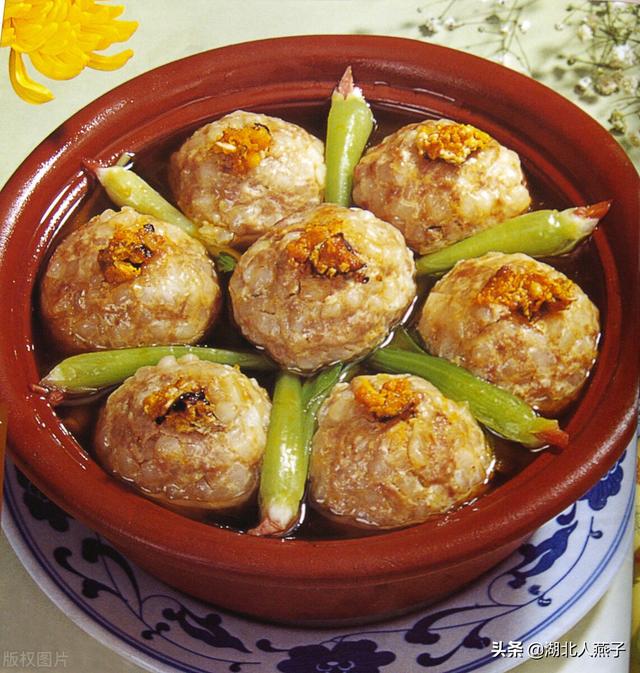 蟹粉狮子头是江苏扬州地区的传统的名菜