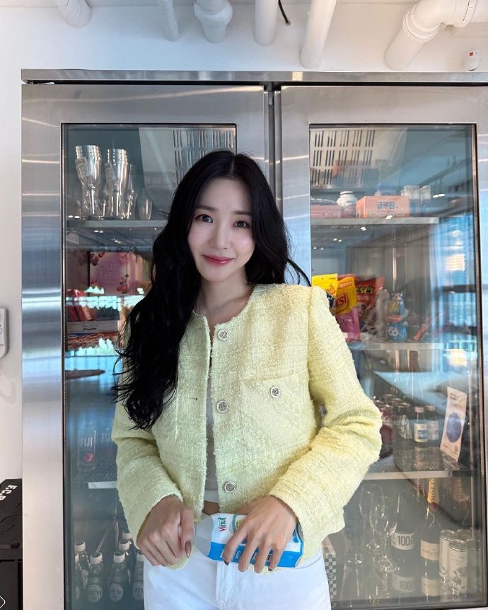 少女时代成员tiffany穿着花边夹克,清新迷人