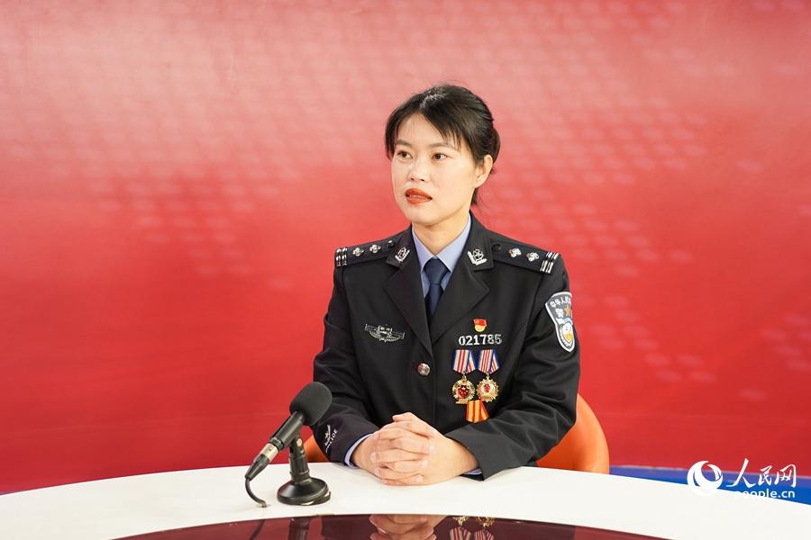 获评"全国公安机关爱民模范",吴雪晶为什么能?