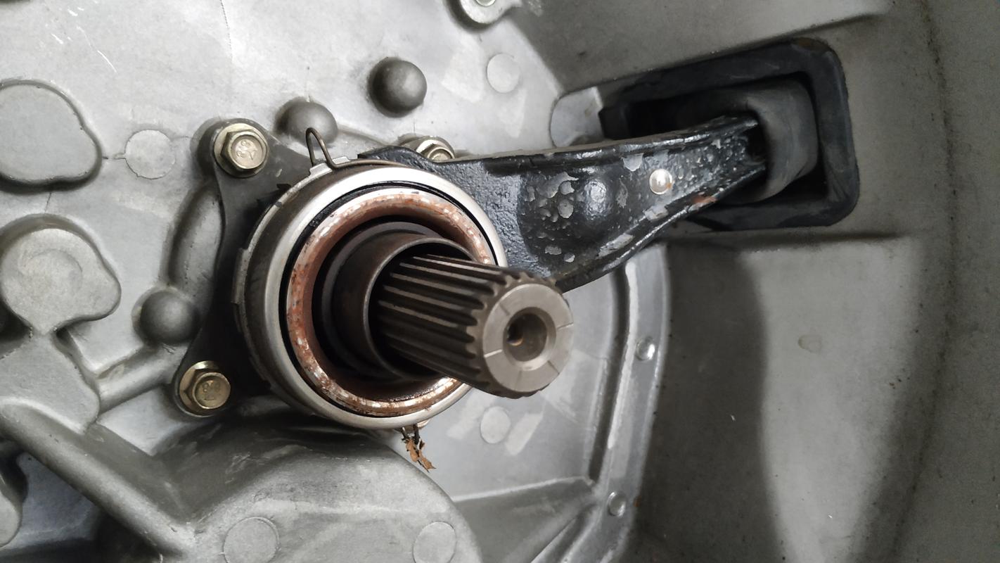 Clutch release bearing assembly