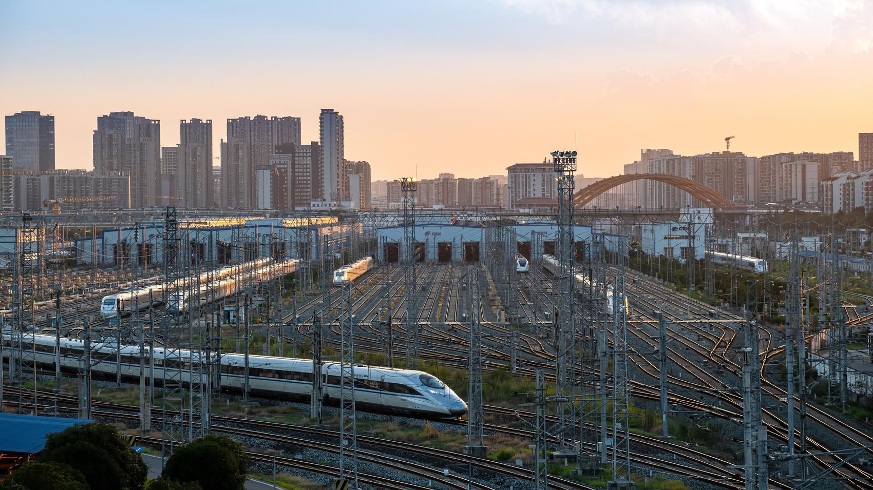 视频丨144组动车整备完毕,成都动车段"万箭齐发"