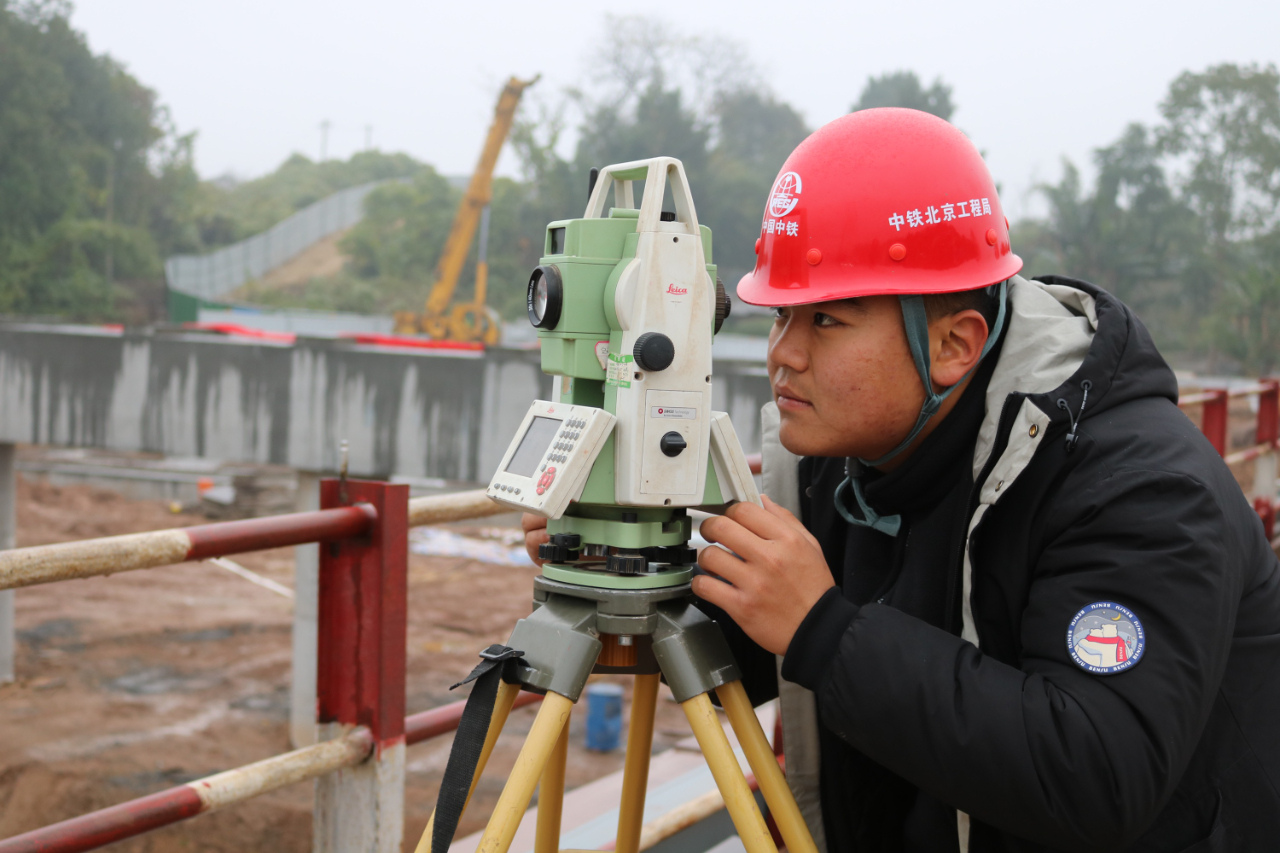 工地上的00后技术员:不负韶华 亮出精彩