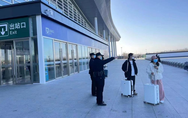 致敬——香河高铁站的守护者