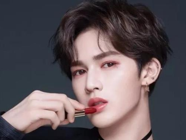 男星口红代言图,千玺蔡徐坤霸气,看到肖战:终于get直男审美!