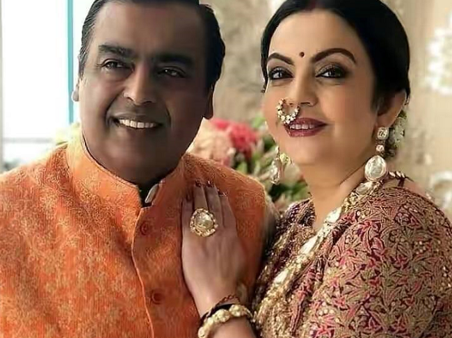 缅甸富豪们"近水楼台先得月",出席活动都是极品翡翠戴满身!