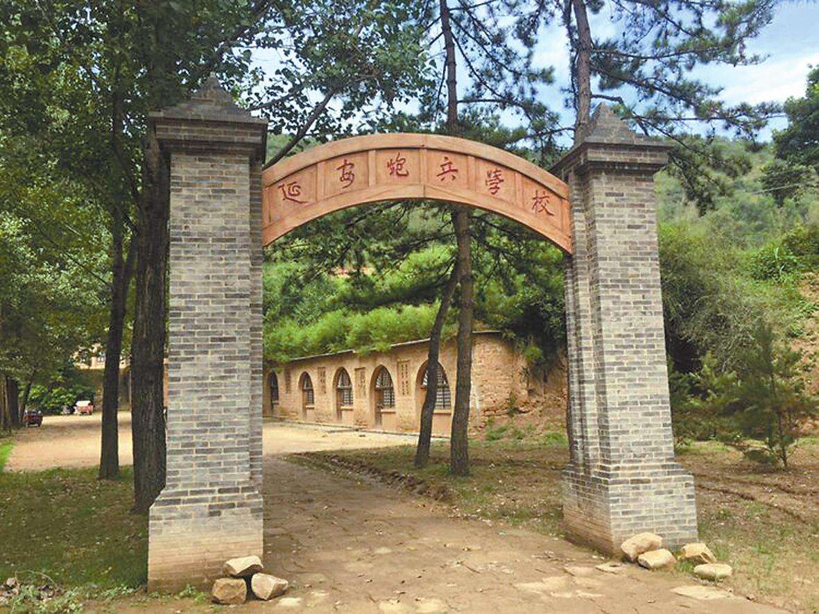 我军首座炮兵学校创立:火炮仅一种,白土当粉笔,坐马扎露天上课