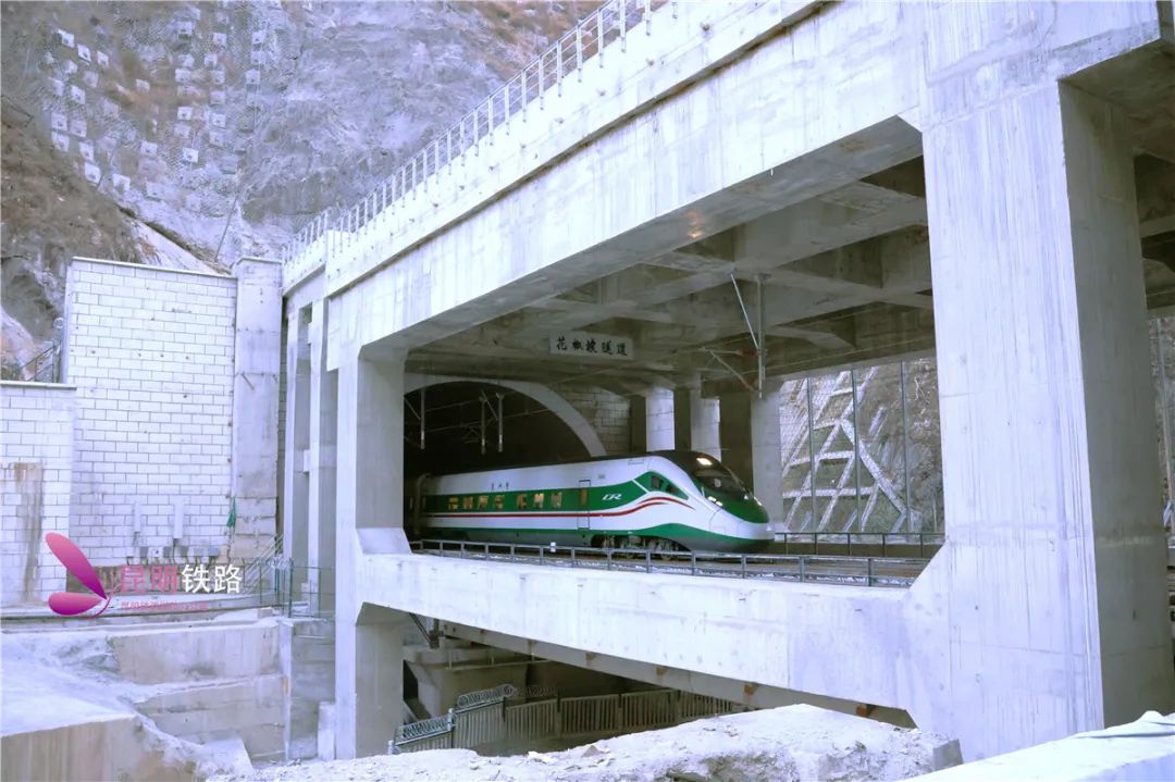 丽香行·高原情 | 丽香铁路花椒坡隧道外,"隐藏"着一个车站