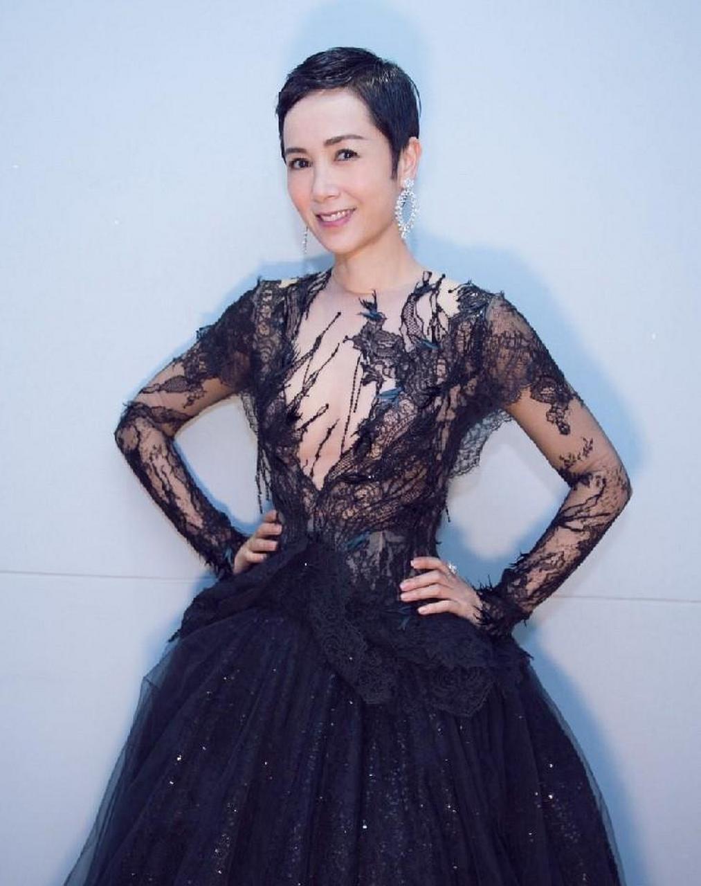 56岁的蒋雯丽真放的开,穿蕾丝裙差点挡不住,不愧是人间尤物