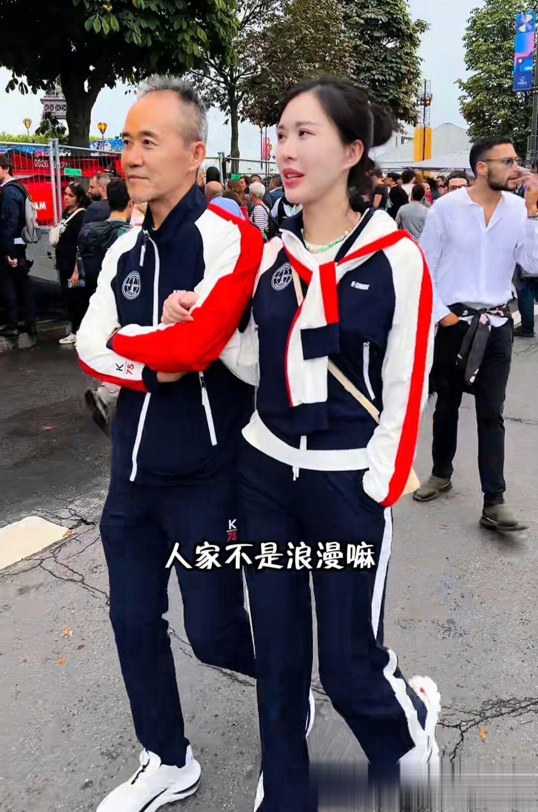 73岁王石和娇妻巴黎当街比心田朴珺太会玩把老王带年轻了