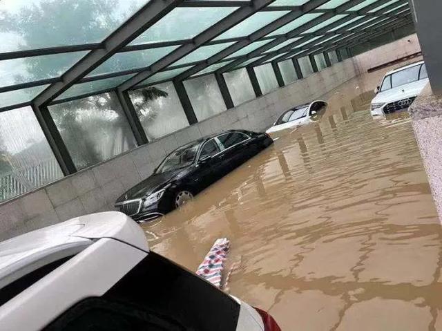 郑州网红楼盘数百辆豪车被淹难追责